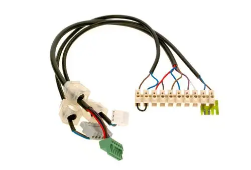 Kabel mit mehreren Anschlussleitungen, darunter grüne und graue Stecker, zum Einsatz in Bosch-Geräten.
